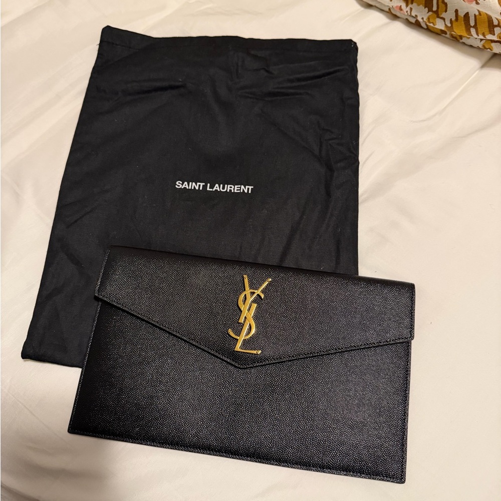 Saint Laurent

Uptown Pouch in Grain De Poudre Embossed Leather